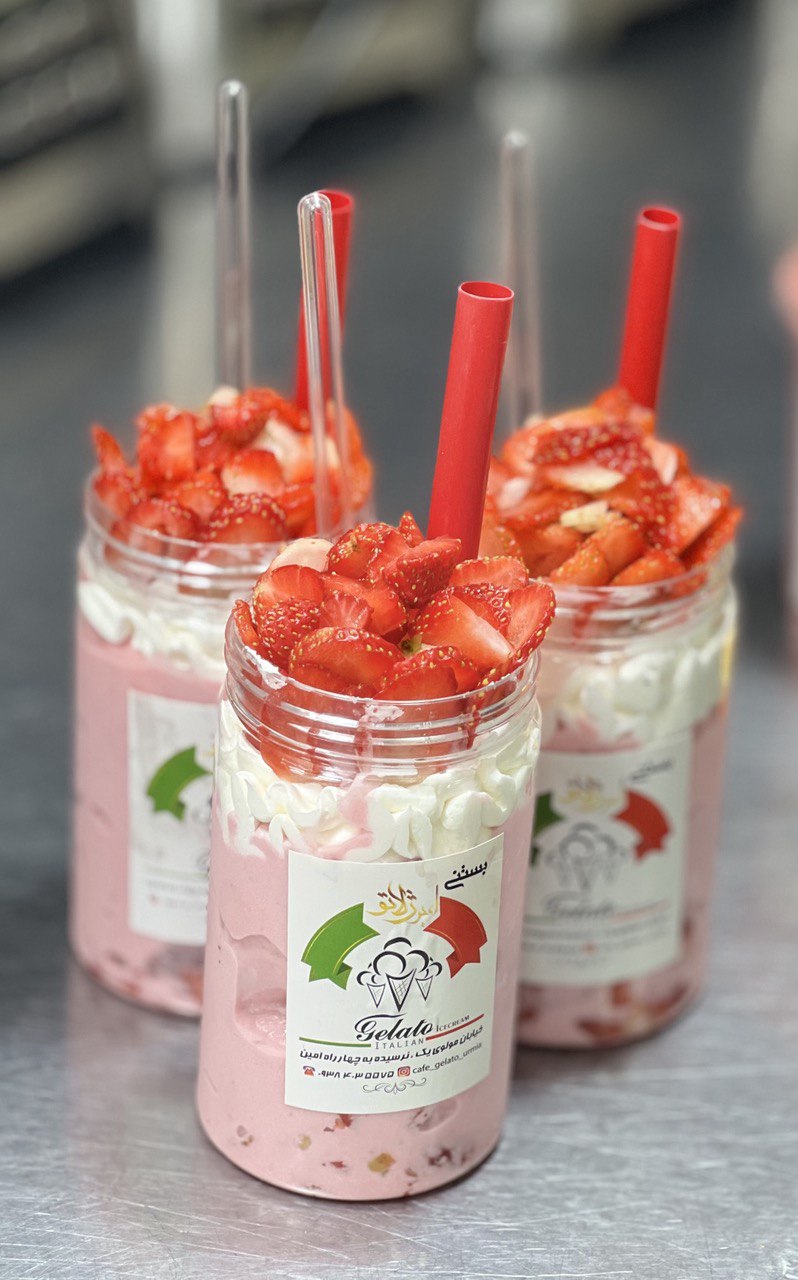 شیک توت فرنگی بزرگ